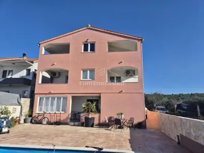 Tisno - kuća s 9 apartmana i bazenom - 4