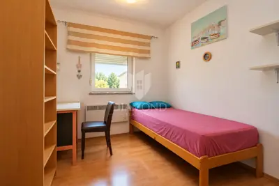 Pula, Komfortable 3-Zimmer-Wohnung mit zwei Badezimmern und Balkon - 8