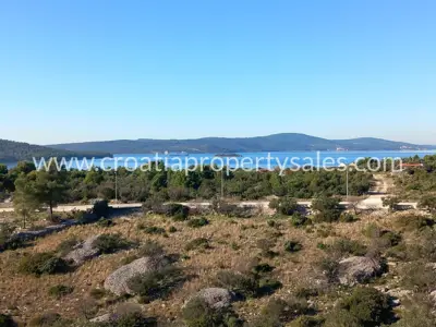 Komercijalno zemljište 5.600 m², Otok Brač - 80 m od mora