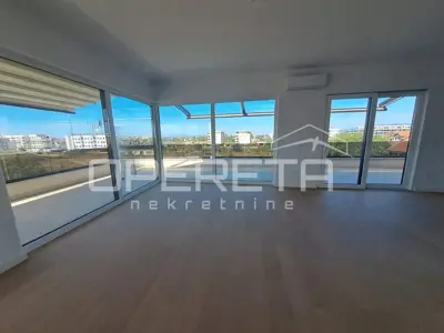 Luksuzni dvoetažni penthouse u Velikoj Gorici – privatni ulaz liftom u dnevni bo