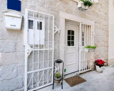 Kamena kuća 150 m², Kaštel Lukšić centar, 50 m od mora