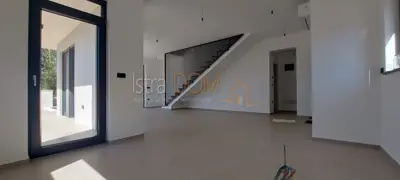 * Prekrasna dvojna vila u Medulinu super lokacija * - 11