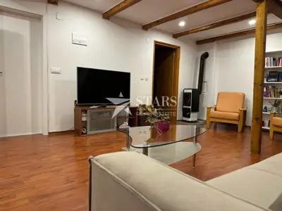 Haus 51 m², Delnice nahe dem Zentrum - 2 Wohnungen und Garage