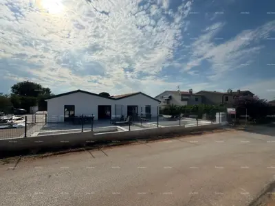 Prodaja- dvojna prizemnica s grijanim bazenom, 7 km do centra grada Poreč! - 6