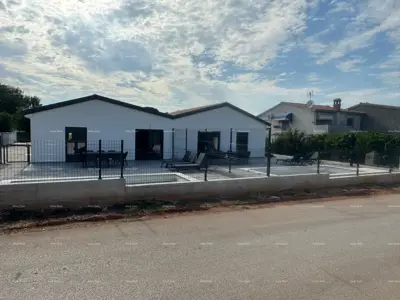 Prodaja- dvojna prizemnica s grijanim bazenom, 7 km do centra grada Poreč! - 4
