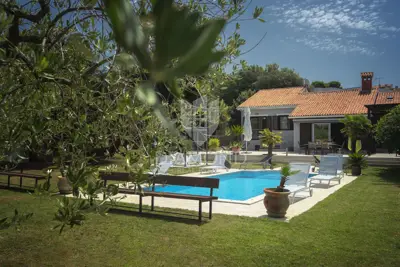 Pula, okolica, kuća na obali i prestižnoj lokaciji - 9