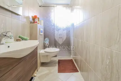 Kuća 448 m², Umag - bazen i okućnica - 12