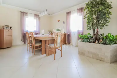 Kuća 448 m², Umag - bazen i okućnica - 6