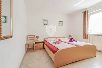Kuća 448 m², Umag - bazen i okućnica - 17