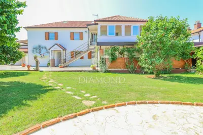 Kuća 448 m², Umag - bazen i okućnica