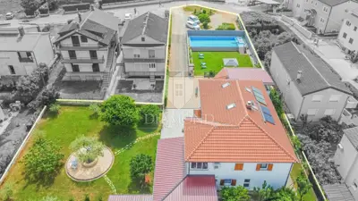 Kuća 448 m², Umag - bazen i okućnica - 3