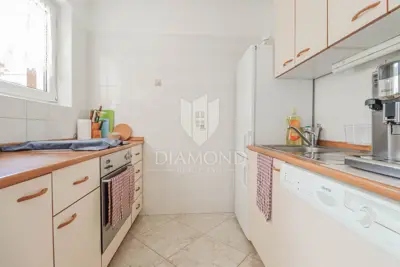 Kuća 448 m², Umag - bazen i okućnica - 15