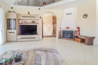 Kuća 448 m², Umag - bazen i okućnica - 8