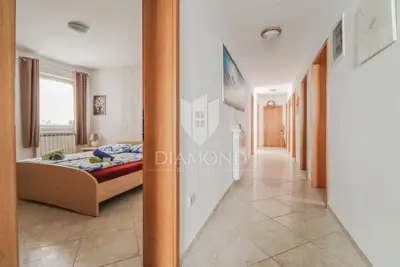 Kuća 448 m², Umag - bazen i okućnica - 19