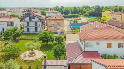 Kuća 448 m², Umag - bazen i okućnica - 4