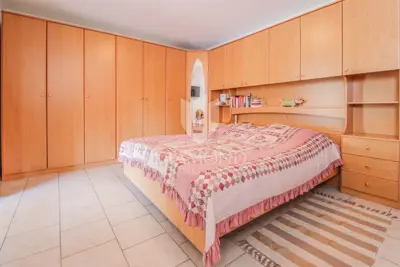 Kuća 448 m², Umag - bazen i okućnica - 11