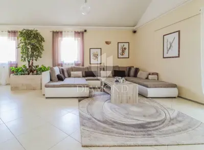 Kuća 448 m², Umag - bazen i okućnica - 5