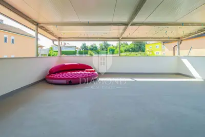 Kuća 448 m², Umag - bazen i okućnica - 13