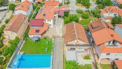 Kuća 448 m², Umag - bazen i okućnica - 2