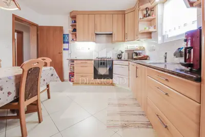 Kuća 448 m², Umag - bazen i okućnica - 7