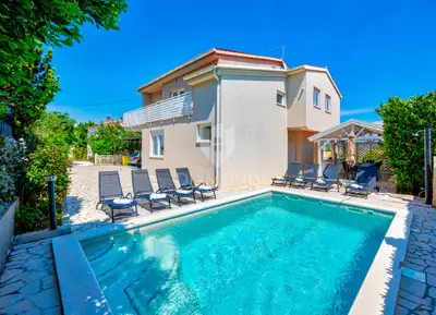 Spacious house with a pool in Ližnjan