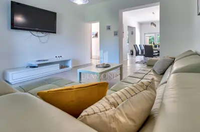 Spacious house with a pool in Ližnjan - 4