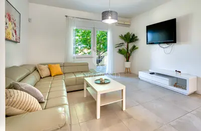 Spacious house with a pool in Ližnjan - 3