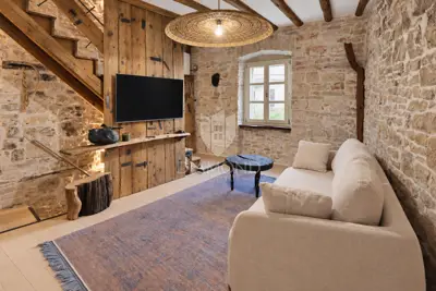 Kamena kuća 120 m², Bale - umjetnički uređen dom