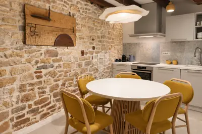 Steinhaus 120 m², Bale - kunstvoll gestaltetes Zuhause - 6