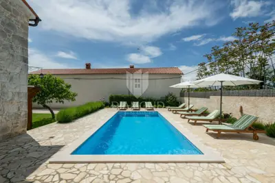 Kamena kuća 149 m², Krnica - bazen i okućnica - 9