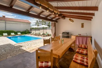 Kamena kuća 149 m², Krnica - bazen i okućnica - 8