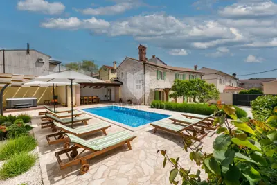 Kamena kuća 149 m², Krnica - bazen i okućnica - 2