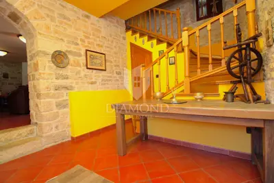 Kuća 300 m², Žminj - grijani bazen i sauna - 9