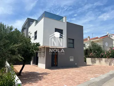 VODICE - Prostrani četverosobni stan s terasom i parkingom – etažirana