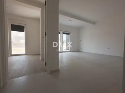 Apartman 76 m², Vodice - vrt, terasa i parkirno mjesto