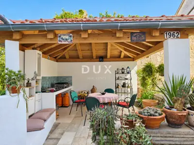 Stone house 169 m², Omišalj - old town center and garden