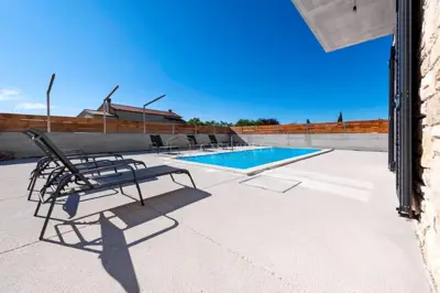 Vila 240 m², Kanfanar - privatni bazen i ograđeno imanje - 3