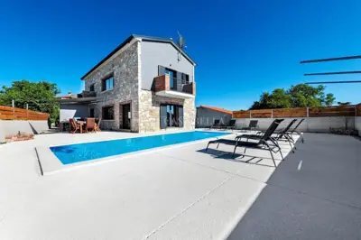Vila 240 m², Kanfanar - privatni bazen i ograđeno imanje