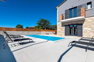 Vila 240 m², Kanfanar - privatni bazen i ograđeno imanje - 2