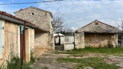 Galižana – house with multiple buildings and great potential for renovation - 6