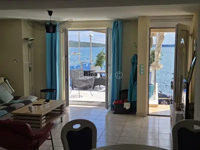 Kuća 170 m², Kaštel Kambelovac - prvi red do mora