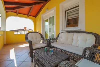 Wohnung 75 m², Novigrad - 2 Zimmer, Balkon und Meerblick