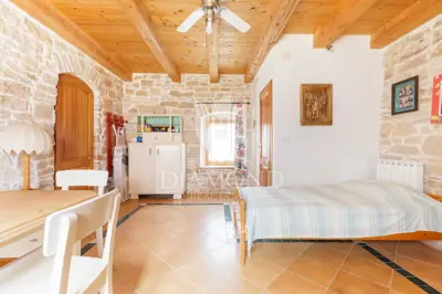 Haus 300 m², Krnica - Anwesen mit Pool und zwei Steinhäusern - 9