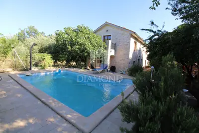 Kuća 300 m², Krnica - imanje s bazenom i dvije kamene kuće