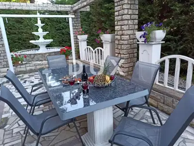 Apartmenthaus 560 m², Malinska - 6 Einheiten, 400 m vom Meer - 12