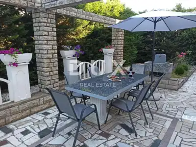 Apartmenthaus 560 m², Malinska - 6 Einheiten, 400 m vom Meer - 11