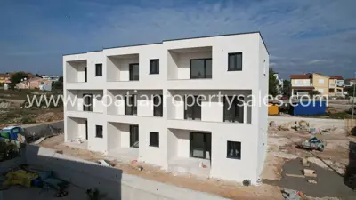 Wohnung 173 m², Šibenik - Maisonette mit Garten und 2 Parkplätzen