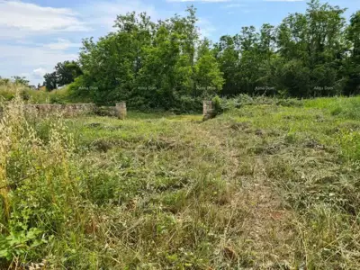 Građevinsko zemljište s pogledom na more i građevinskom dozvolom – Kaštelir- Labinci