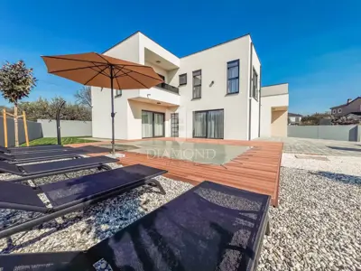 Villa 188 m², Pomer - Meerblick und Blick auf die Marina