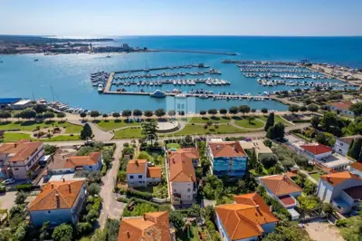 Vila 430 m², Umag - prvi red do mora